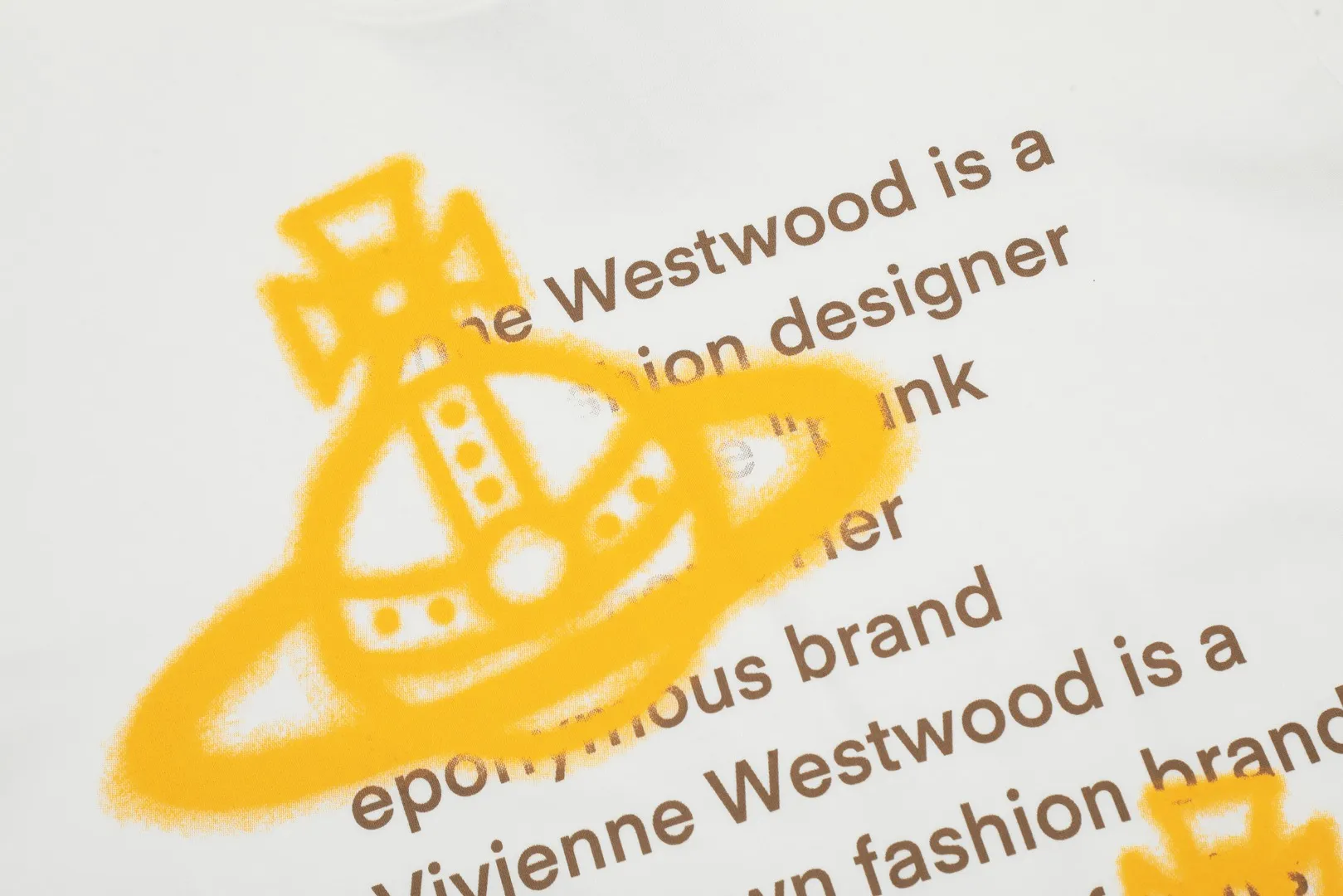 vivienne west wood Vivienne 2024 graffiti spray-painted letter full printed short sleeves 2024 top hot style No need to say more, directly open the details YB mold opening, correct seam details, full range of correct accessories, every detail is completely restored, directly filled up Color: White Size: XS-L